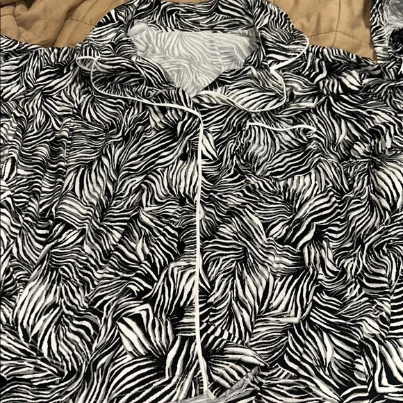 Badgley Mischka Zebra Print Loungewear Set. Size XL. - Picture 4 of 4